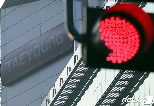 지난 3일 오후 서울 여의도 태영건설 본사 앞 신호등에 빨간불이 들어와 있다.  /사진=뉴스1
