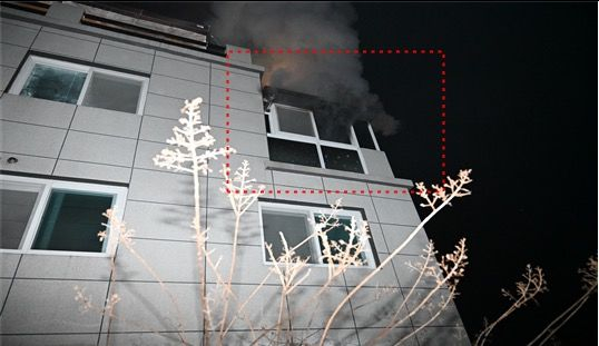 8일 오전 2시44분쯤 대구 북구 학정동의 한 4층 높이 빌라 3층 원룸에서 화재가 발생했다. /사진=뉴시스(대구소방안전본부 제공)