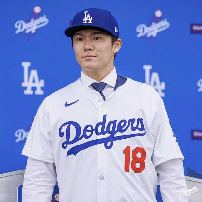 야마모토가 다저스 입단식 때 유니폼을 입고 포즈를 취하고 있다. /사진=LA 다저스 공식 SNS