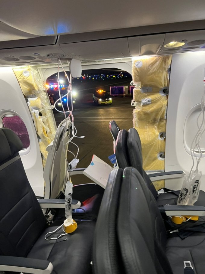 5일(현지시간) 미국 오리건주 포틀랜드 국제공항에서 이륙한 뒤 비상착륙한 알래스카 항공 1282편 보잉 '737 맥스-9' 여객기 내부 모습 /사진=엑스(옛 트위터)