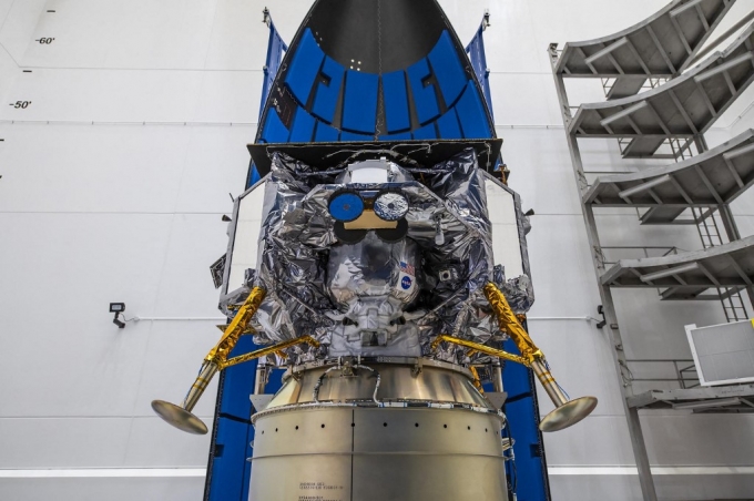 나사는 지난해 11월 21일 미국 우주기업 '아스트로보틱'의 무인 달 탐사선 '페레그린'이 'ULA'의 로켓 '벌칸 센타우어'에 캡슐화돼있는 모습을 공개됐다./AFPBBNews=뉴스1