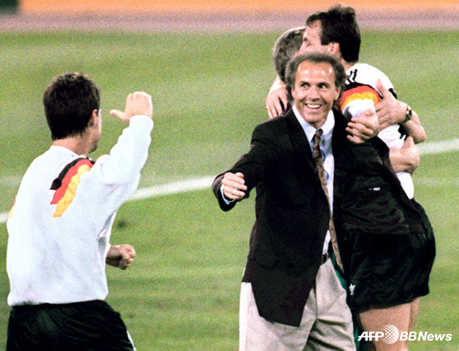 1990년 월드컵 당시 감독으로서 서독의 우승을 이끈 프란츠 베켄바워(가운데 정장). /AFPBBNews=뉴스1