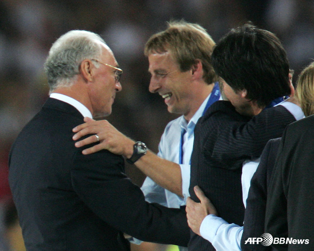 2006년 월드컵 당시 위르겐 클린스만 감독(가운데)이 프란츠 베켄바워와 얘기를 나누고 있다. /AFPBBNews=뉴스1