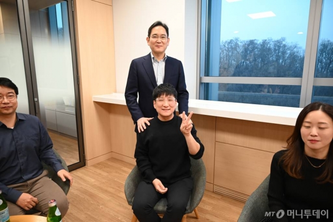 10일 서울 우면동 삼성리서치를 방문한 이재용 삼성전자 회장이 연구원들과 간담회를 가진 뒤 기념 사진을 촬영하고 있다