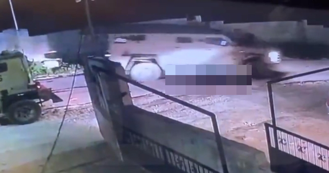 이스라엘군 차량이 하마스 대원으로 추정되는 시신을 밟고 주행하는 모습. /사진=SNS 갈무리
