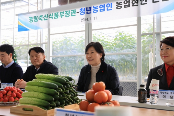 송미령 농식품부장관이 11일 경북 상주에서 열린 '청년농업인 농업현안 간담회'에서 인사말을 하고 있다.