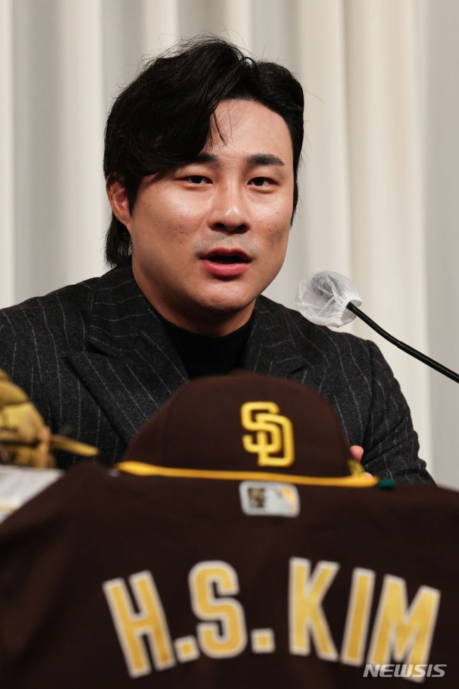 시즌을 마치고 귀국한 김하성이 기자회견에서 이야기를 하고 있다. /사진=뉴시스