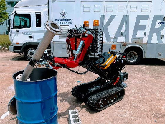 한국원자력연구원이 자체 개발한 고하중 양팔 로봇 암스트롱은 고하중의 물건도 섬세하게 다룰 수 있다
