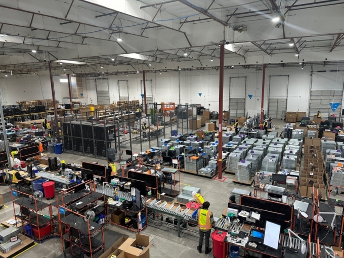 테스 라스베이거스 공장에 ITAD 작업을 위한 IT기기들이 쌓여있는 모습/사진제공=SK에코플랜트