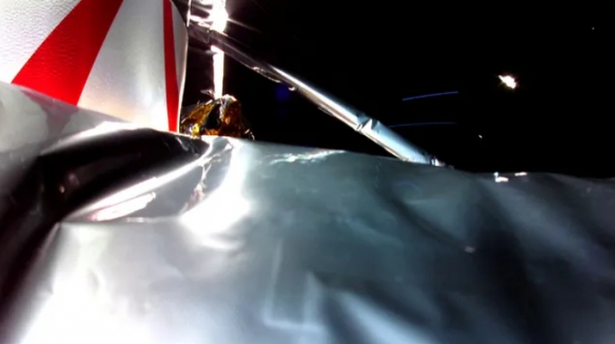 지난 8일 애스트로보틱이 공개한 달 착륙선 페레그린이 우주에서 촬영한 첫 번째 사진. 다층 단열재가 울퉁불퉁하게 찌그러져 있다. / 사진=애스트로보틱