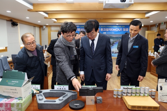김성 장흥군수(오른쪽 2번째)가 장흥바이오식품산단에 투자할 8개 기업과 투자협약을 체결한 뒤 관련 제품을 살펴보고 있다. /사진제공=장흥군
