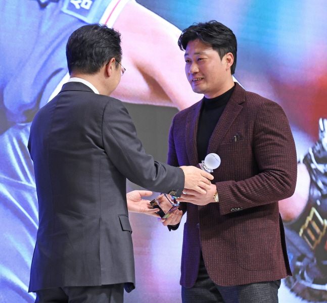 2023 스포츠서울 시상식에서 올해의 기록상을 수상하는 오승환(오른쪽). /사진=삼성 라이온즈