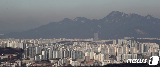 (서울=뉴스1) 이광호 기자 = 부동산 시장 침체가 이어지고 있는 16일 서울 남산에서 바라본 아파트 단지 모습.  이날 부동산R114에 따르면 지난 12일 기준 서울 아파트 매매가격은 전주 대비 0.01% 하락했다. 이는 2주 연속 떨어진 것으로 같은 기간 서울 재건축 아파트 매맷값은 별다른 움직임이 없었으나, 일반 아파트 매매가격은 0.01% 하락했다. 2024.1.16/뉴스1  Copyright (C) 뉴스1. All rights reserved. 무단 전재 및 재배포,  AI학습 이용 금지.