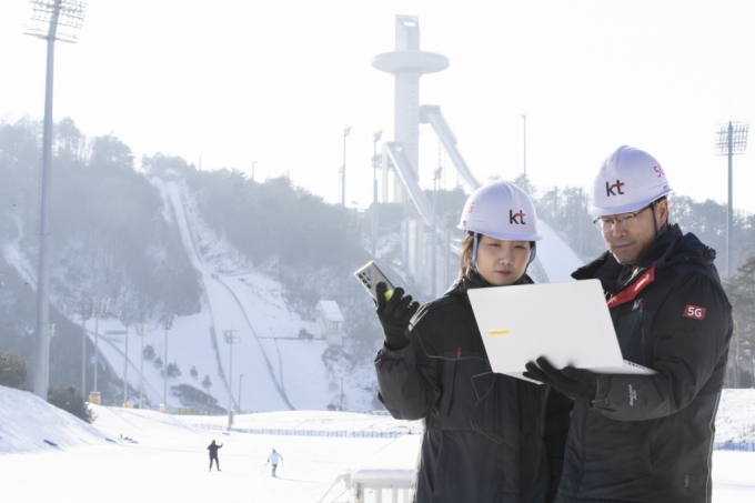 KT 임직원이 2024 강원 동계청소년올림픽대회를 위해 통신 장비를 점검하고 있다. /사진=KT