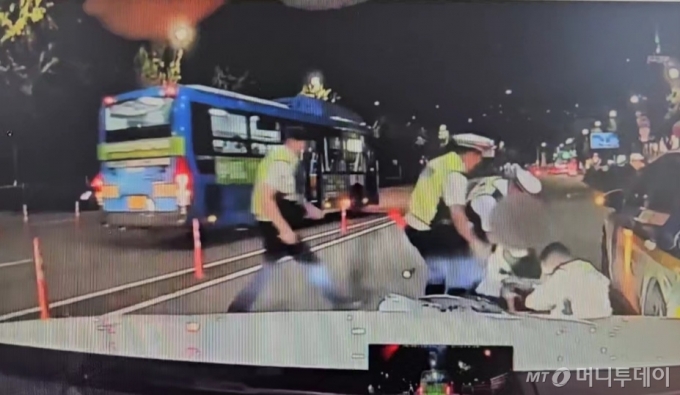 지난해 9월 음주운전 단속에서 도주하려는 오토바이 운전자를 저지하려던 경찰관이 쓰러져있다. 사고 당시 영상 화면 캡처.  /사진= 독자 제공