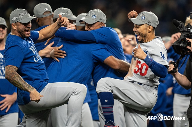 LA 다저스 선수단이 지난해 내셔널리그 서부지구 우승을 확정한 후 기뻐하고 있다. /AFPBBNews=뉴스1