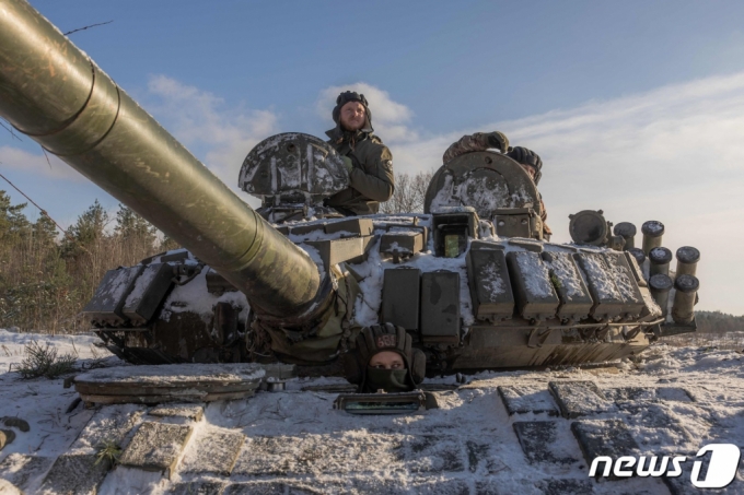 (AFP=뉴스1) 정지윤 기자 = 한 우크라이나 군인이 지난해 12월5일(현지시간) 눈에 덮인 우크라이나 탱크를 타고 군사 훈련에 참가하고 있다.