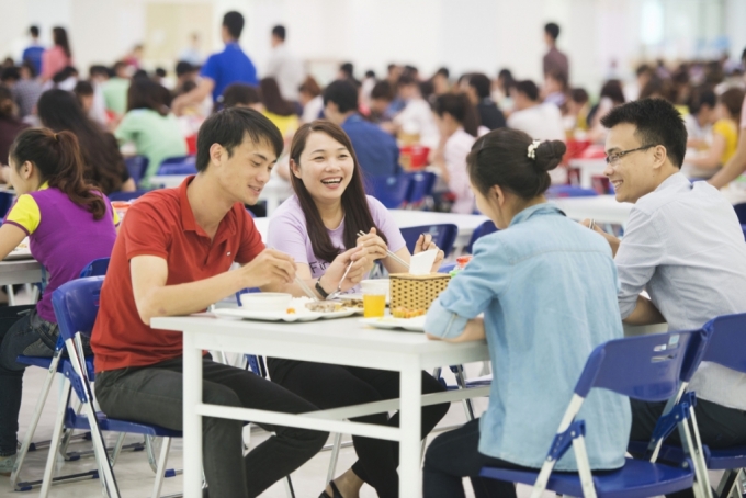 삼성웰스토리가 운영하는 베트남 사업장 구내식당에서 현지 직원들이 식사를 하고 있다. /사진제공=삼성웰스토리