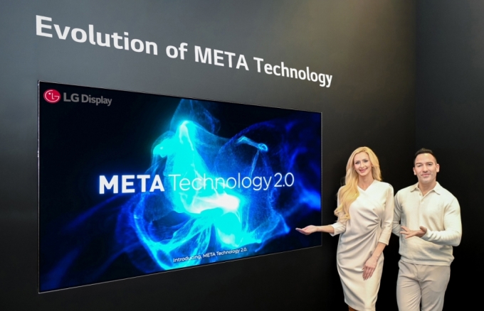 LG디스플레이 모델이 '메타 테크놀로지 2.0'이 적용된 OLED TV 패널 신제품을 소개하고 있다/사진제공=LG디스플레이