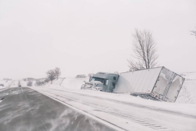 지난 13일(현지시각) 미 아이오와주 중심부 80번 주간 고속도로를 따라 눈길에 전도된 트럭 한 대가 버려져 있다. /사진=뉴시스