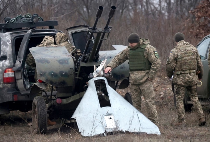  3일(현지시간) 우크라이나 공군이 수도 키이우 인근에서 파괴된 공격용 드론(무인기) 조각을 살펴보고 있다. /AFPBBNews=뉴스1