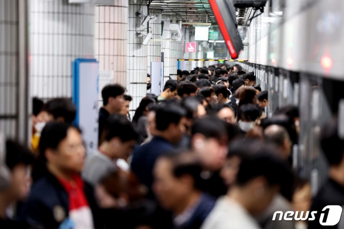  서울지하철 4호선 사당역 승강장에서 시민들이 열차를 타고 내리고 있다. 기사와 직접적인 관련 없는 사진. /사진=뉴스1