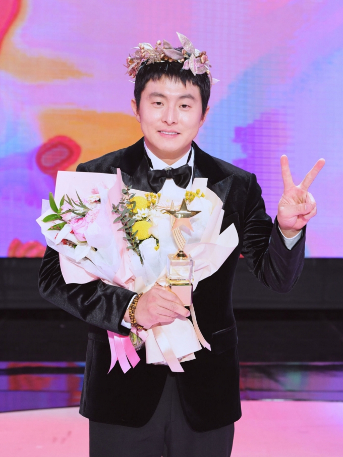 웹툰작가 겸 방송인 기안84가 지난해 12월 서울 마포구 상암동 MBC에서 열린 '2023 MBC 방송연예대상'에서 대상을 수상한 뒤 포즈를 취하고 있다. 2023.12.30. /뉴스1, MBC 제공