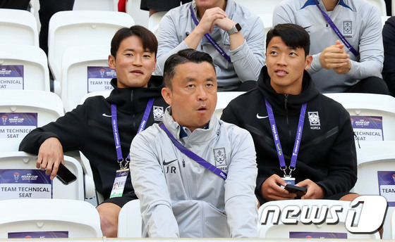 관중석에서 경기를 지켜보는 김진수(왼쪽)와 황희찬. /사진제공=뉴스1