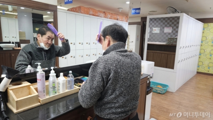 남대문사우나에서 박종만씨(64)가 거울 앞에서 머리를 빗고 있는 모습./사진=박상혁