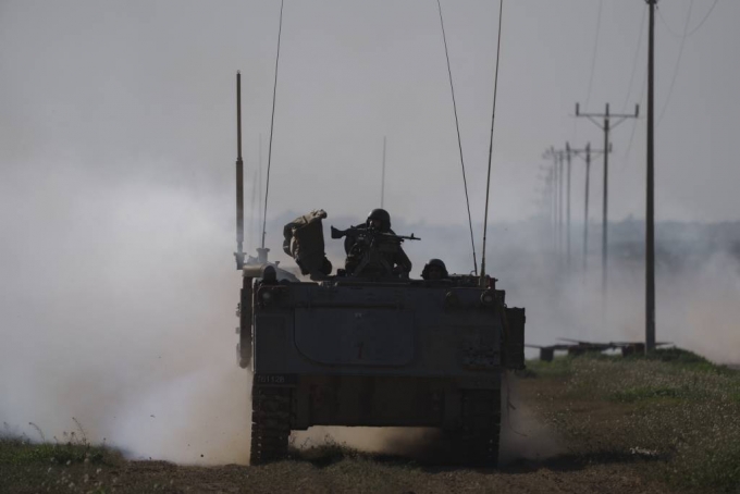 [가자지구=AP/뉴시스] 21일(현지시각) 이스라엘 남부 가자지구 인근에서 이스라엘 군인들이 장갑차(APC)를 타고 정찰하고 있다. 2024.01.22.
