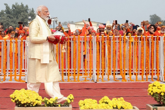 22일(현지시간) 나렌드라 모디 인도 총리가 새 힌두교 사원에 봉헌하고 있다./AFPBBNews=뉴스1