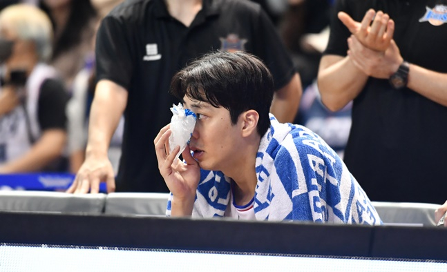 KCC 정창영이 21일 삼성전에서 3쿼터 도중 코를 다친 후 얼음찜질을 하며 경기를 지켜보고 있다. /사진=KBL 