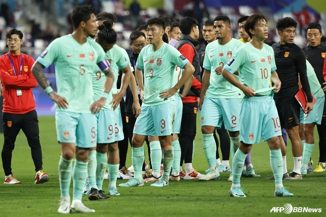 경기 종료 후 허탈한 표정의 중국 선수들. /AFPBBNews=뉴스1