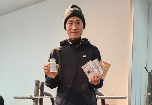 스키점프 국가대표 최흥철 선수가 '피트라인' 스페셜 팩 제품을 들고 있는 모습. /사진제공=피엠인터내셔널코리아