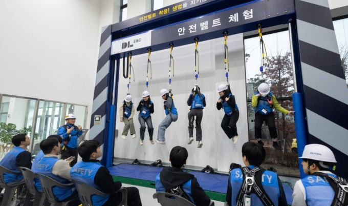 DL이앤씨 신입사원들이 대전 대덕연구단지에 위치한 안전체험학교에서 안전벨트 사용법을 실습하고 있다. /사진제공=DL이앤