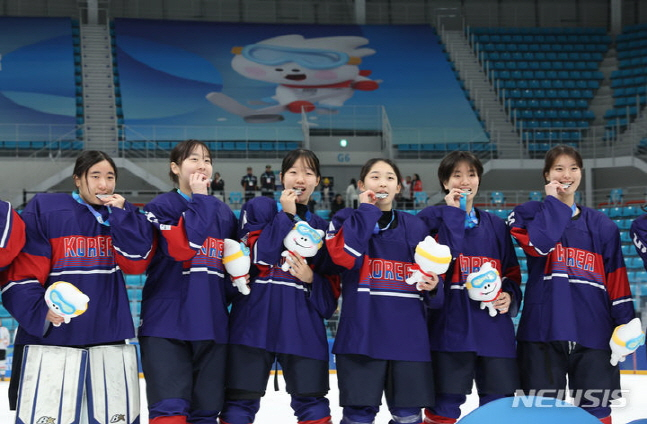 2024 강원 동계 청소년 올림픽에서 은메달을 목에 걸고 세리머니를 하고 있는 한국 3X3 여자 아이스하키 선수들. /사진=뉴시스