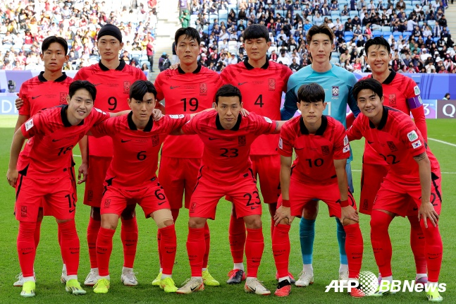 한국 대표팀의 말레이시아전을 앞두고 단체 사진을 찍고 있다. /AFPBBNews=뉴스1