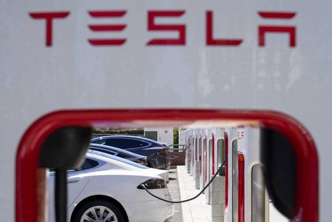 미 캘리포니아주 에머리빌의 한 전기충전소에서 테슬라 전기차가 충전하고 있다./사진=뉴시스