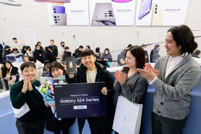 '갤럭시 S24 시리즈'의 픽업 1호 고객, 김세환 씨가 삼성전자 한국총괄 마케팅 Z Lab 직원들의 축하를 받고 있다. /사진=삼성전자