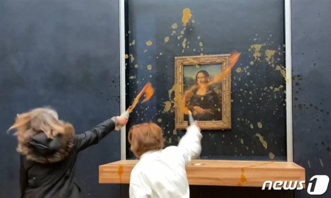 환경 운동가 2명이 프랑스 루브르 박물관의 명물인 '모나리자' 작품에 수프를 던지는 사건이 발생했다. /AFPBBNews=뉴스1