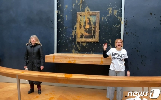 환경 운동가 2명이 프랑스 루브르 박물관의 명물인 '모나리자' 작품에 수프를 던지는 사건이 발생했다. /AFPBBNews=뉴스1