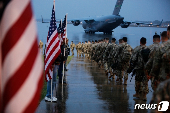 미국 노스캐롤라이나주 포트브래그 기지에서 미군 82공수부대 병사 3,500명이 쿠웨이트행 수송기에 탑승하고 있다. /로이터=뉴스1