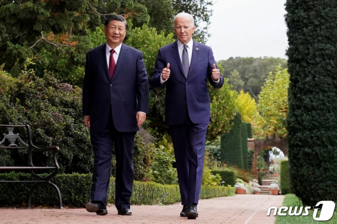 조 바이든 미국 대통령과 시진핑 중국 국가주석이 지난해 11월 캘리포니아주 샌프란시스코 우드사이드 인근의 파이롤리 에스테이트에서 APEC 정상회의 중 1년 만에 회담을 마친 뒤 산책을 하고 있다.  /로이터=뉴스1