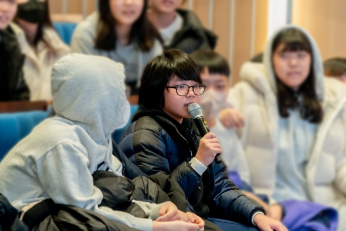 지난달 30일 한국콜마 종합기술원에서 열린 진로·직업 체험의 날 행사에서 언남초등학교 학생이 질문하는 모습/사진=한국콜마홀딩스