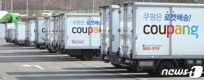 서울 서초구 쿠팡 서초1캠프 인근 주차장에 서 있는 쿠팡 차량들. /사진=뉴스1