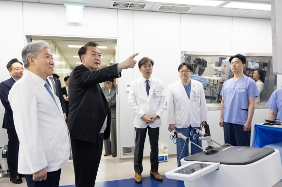 [사진] 尹대통령, 전공의 외과수술 실습 참관..."공부 많이 했다"