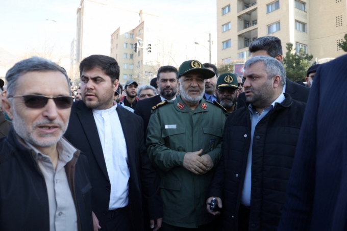 호세인 살라미 이란 혁명수비대장이 지난달 22일(현지시간) 이란 테헤란에서 열린 혁명수비대원 장례식에 군복을 입고 참석한 모습./로이터=뉴스1