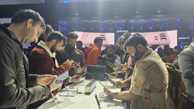 지난달 인도 뉴델리에서 열린 갤럭시 언팩에서 사람들이 갤럭시 S24 시리즈를 체험하고 있다. /사진=삼성전자 인도 뉴스룸