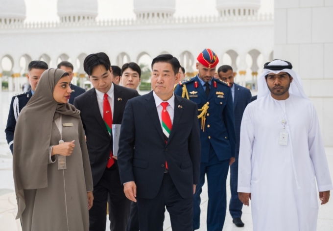 신원식 국방부 장관이 2일(현지시각) UAE(아랍에미리트연합) 국방부 관계자들로부터 현지 시설을 소개받고 있다. / 사진=국방부