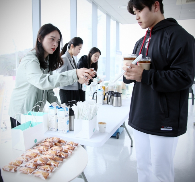 아난티 앳 부산 코브에서 제공한 커피를 받고 있는 KT 박영현(오른쪽). /사진=KT 위즈 제공